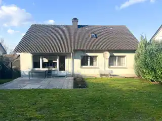 Hausansicht mit Garten und Terrasse
