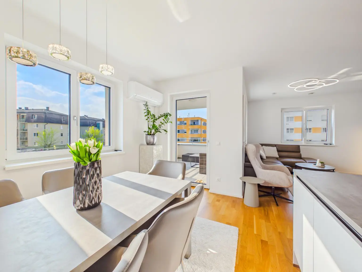 Wohn- und Essbereich 7