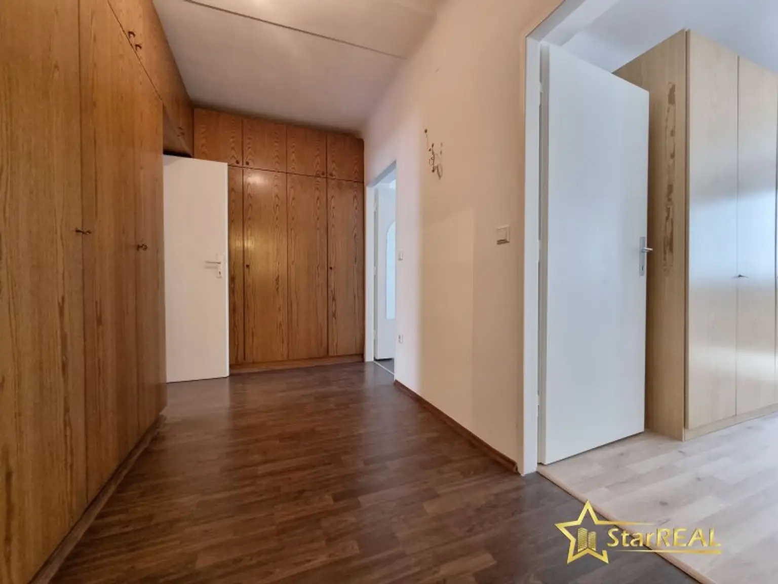 FERNWÄRME-HEIZUNG! ÄUSSERST GEPFLEGTE 3 ZIMMER-WOHNUNG IM 2. LIFTSTOCK. ZENTRALE, RUHIGE LAGE.