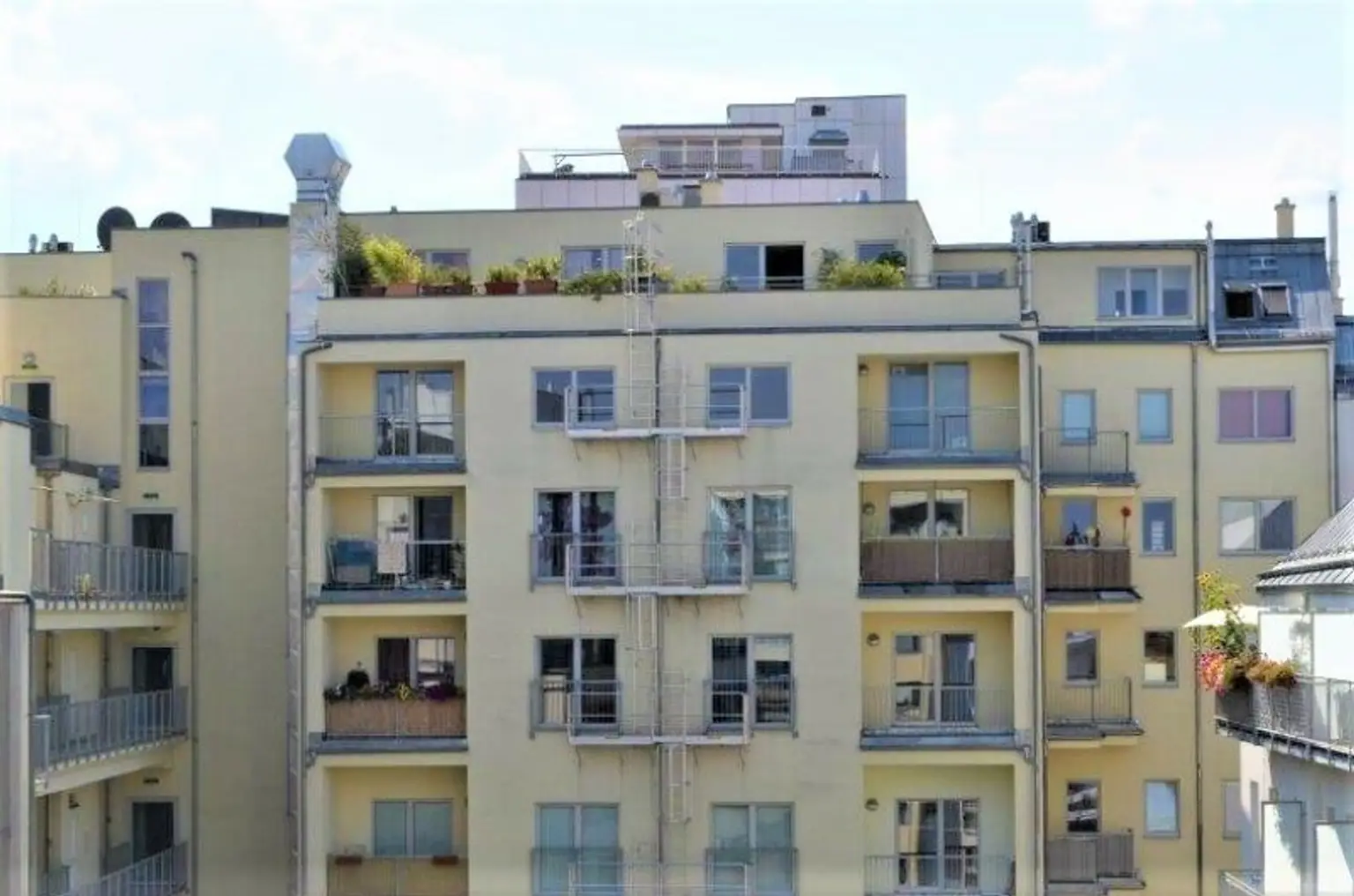 DACHGESCHOSS, gepflegte 103 m2 Neubau mit Loggia und Balkon, Wohnküche, 3 Zimmer, Wannenbad, Parketten, Holbeingasse