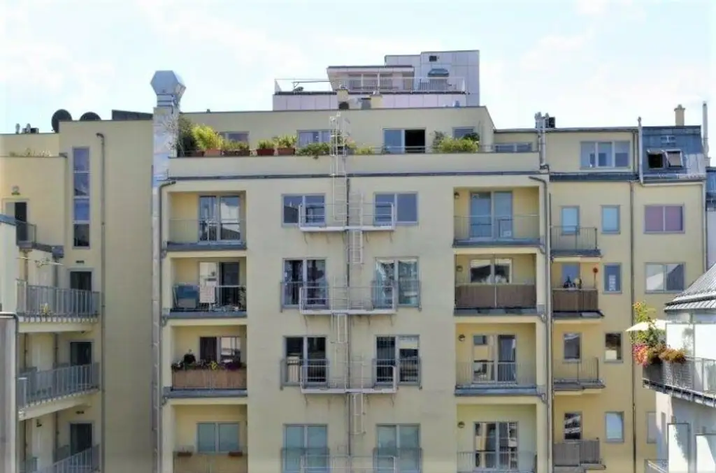 DACHGESCHOSS, gepflegte 103 m2 Neubau mit Loggia und Balkon, Wohnküche, 3 Zimmer, Wannenbad, Parketten, Holbeingasse