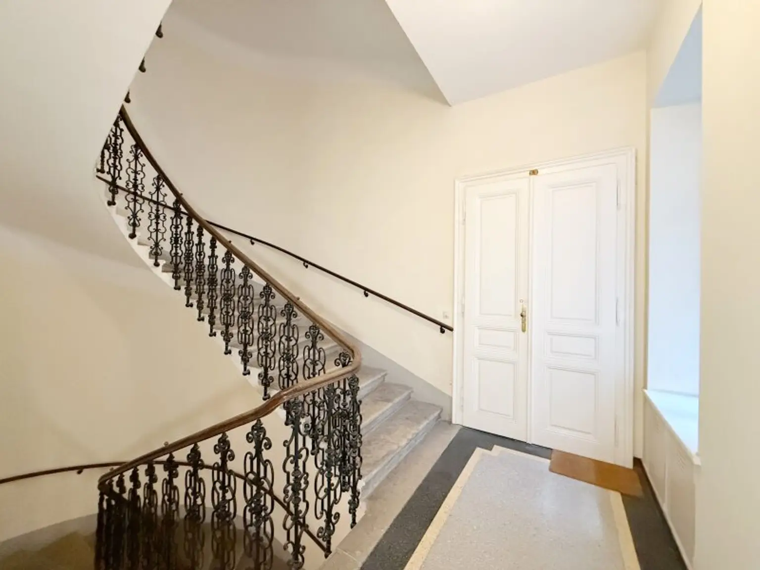 Fully furnished apartment - within walking distance to the 1st district, also available for short-term rentals.