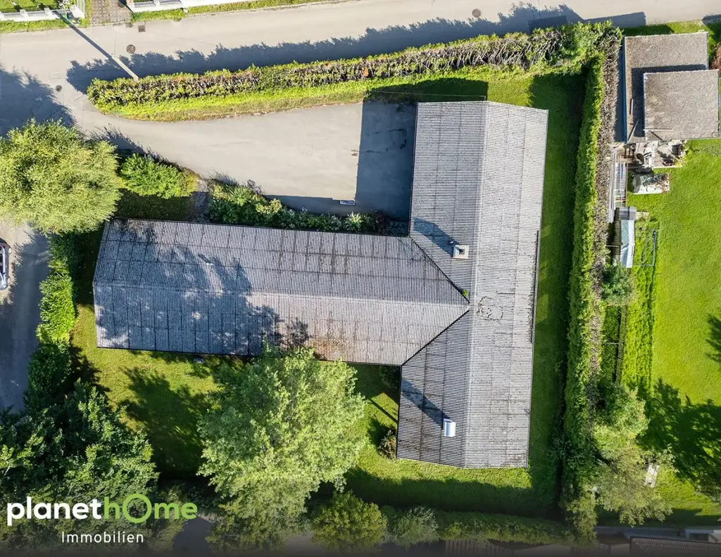 Bungalow mit zwei Wohneinheiten auf rund 1.800 m² großem Grundstück in Seewalchen am Attersee