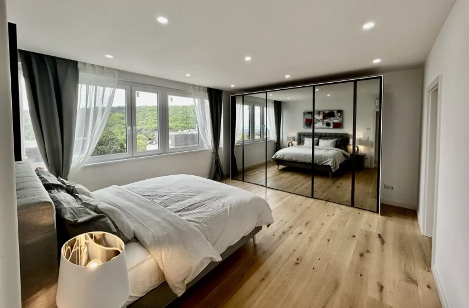 Hochwertige 4 Zimmer Wohnung - Pool, Wellnessbereich - 2 Garagenplätze - atemberaubender Ausblick