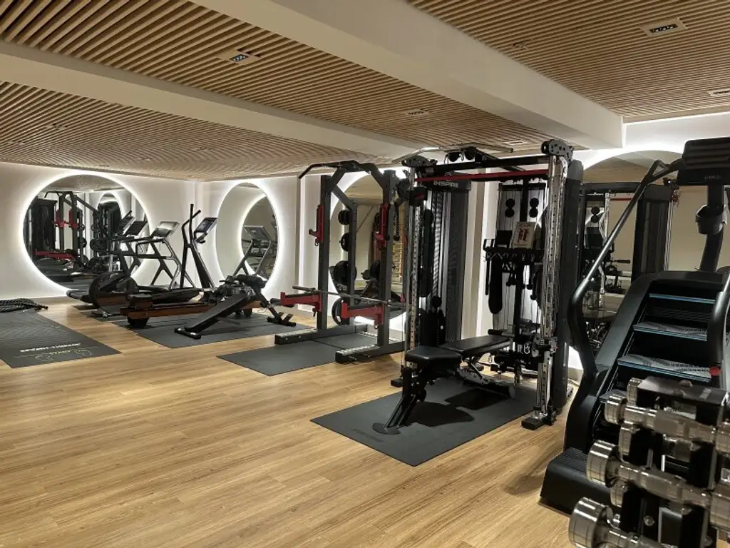 LUXUS GARTENWOHNUNG mit 300 m² Privatgarten im 1190 Wien + Pool und Gym