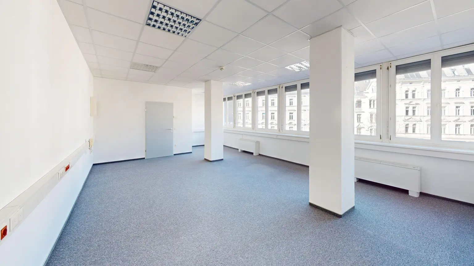 Inspirierendes Büro mit geteiltem Besprechungsraum