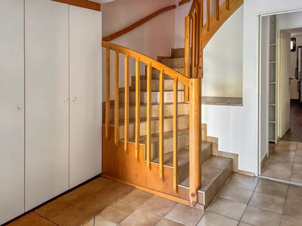 Familiengeeignetes Eckreihenhaus bei der Amerikanischen Schule:  5 Zimmer, und ein Gäste-Studio mit Bad,  Garten, Balkon, Garage, viel Platz und Ruhe!