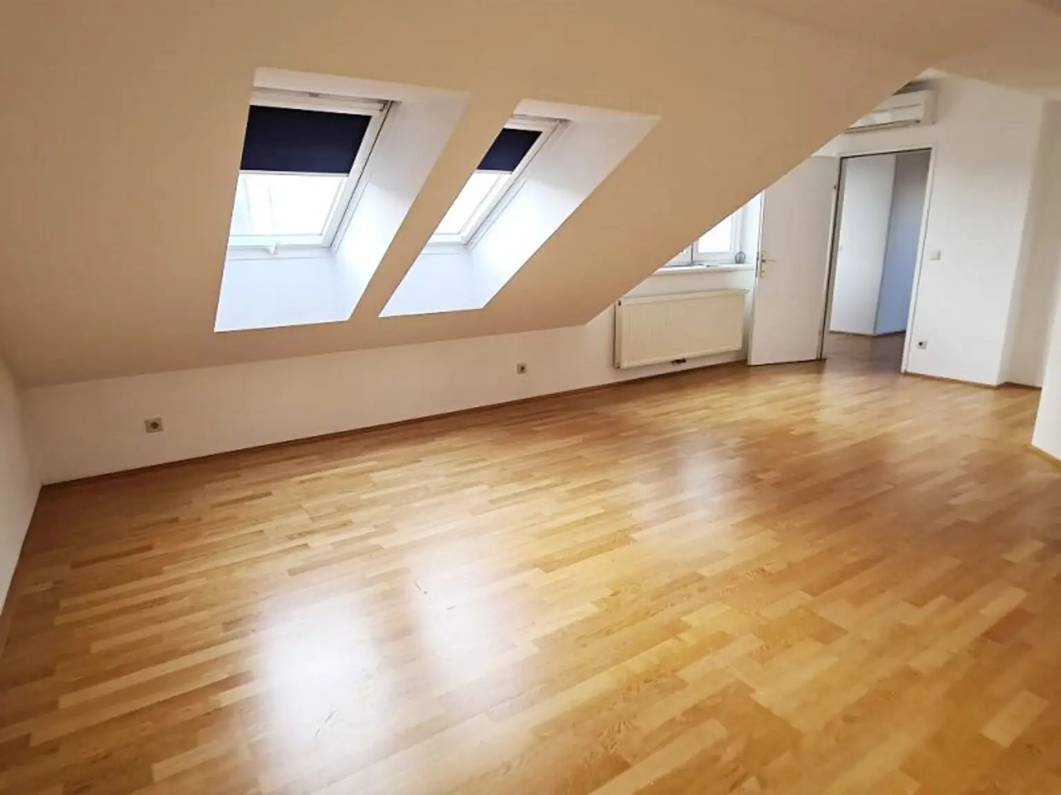 TERRASSENHIT, DACHGESCHOSS, 138 m2 Maisonette mit 45 m2 Terrasse, 3 Zimmer, Wohnküche, Wannenbad, Rembrandtstraße