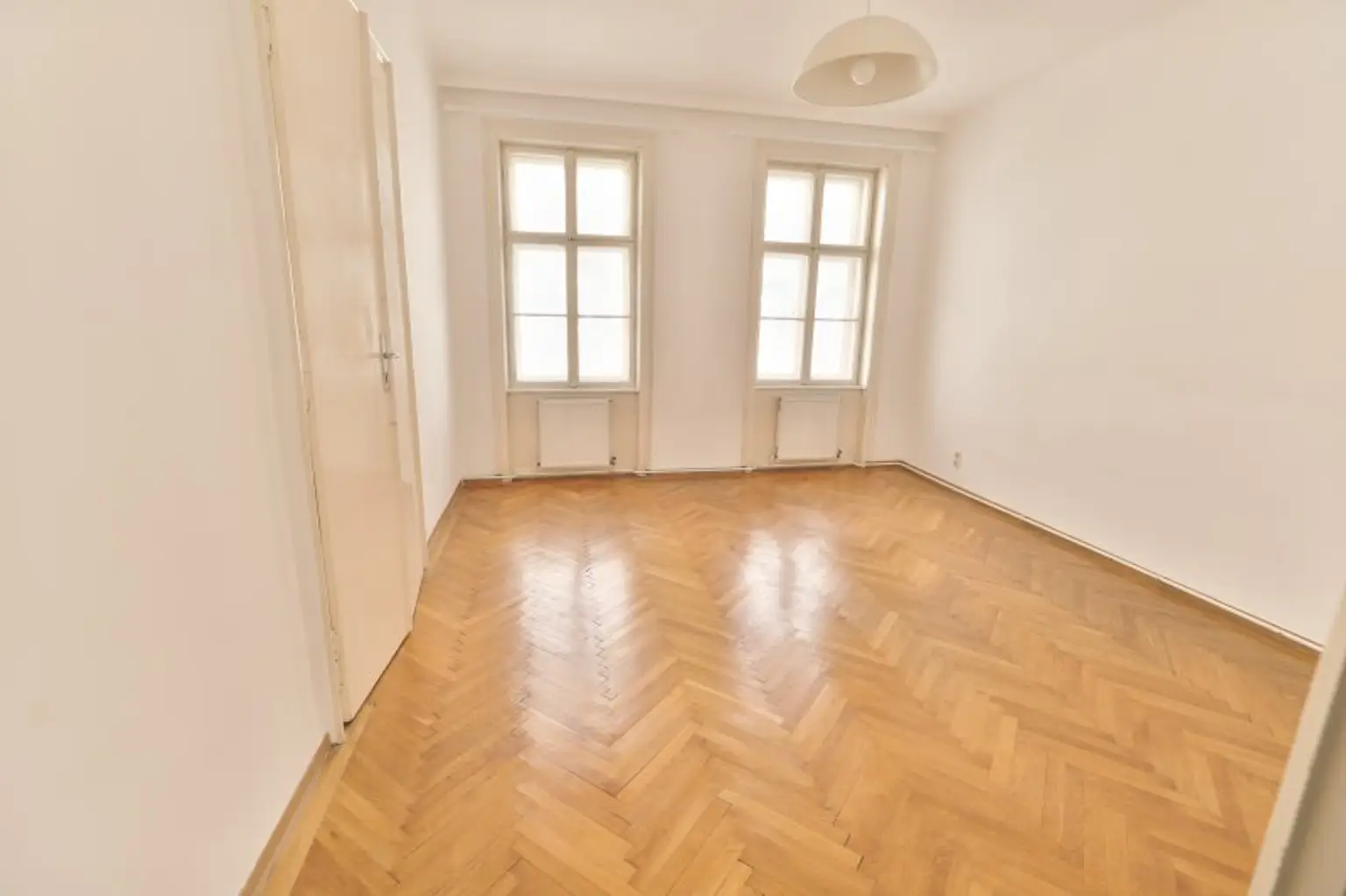 Antonigasse UNBEFRISTETE 2 Zimmer-Wohnung mit KFZ-Stellplatz im Haus