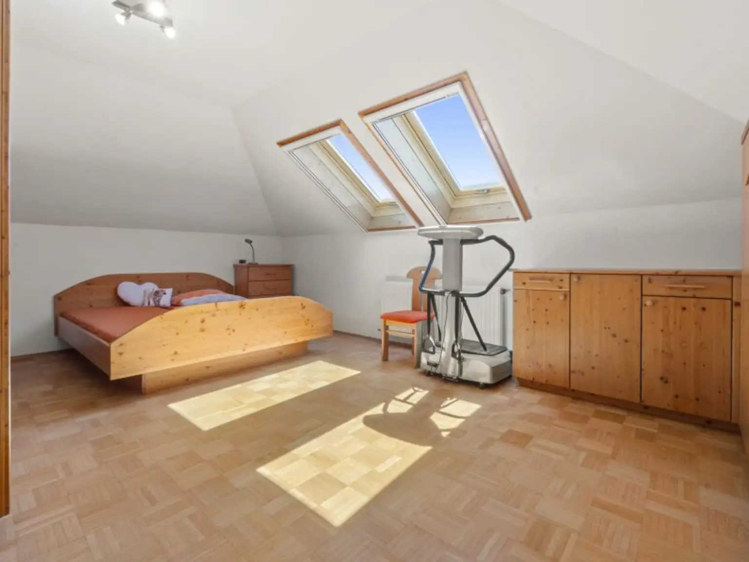 Schöner, gepflegter 270m² Bungalow mit 2 Wohnungen und 1.318m² Grund in Viktring in ruhiger sonniger Aussichtslage!