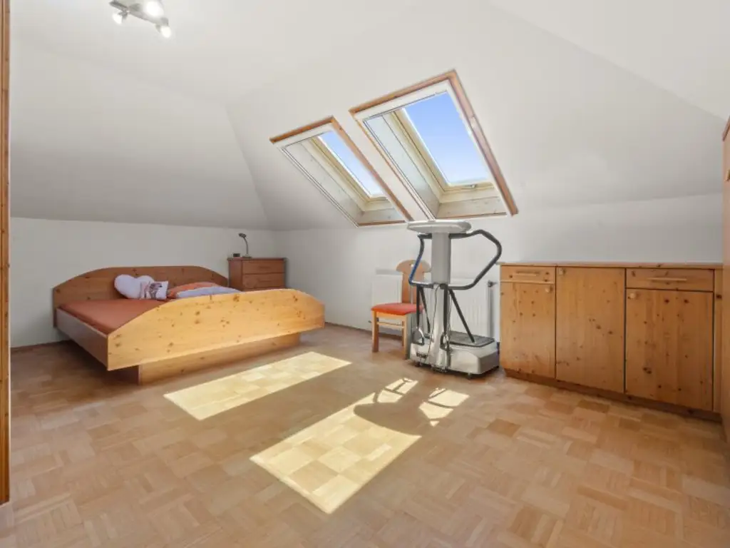 Schöner, gepflegter 270m² Bungalow mit 2 Wohnungen und 1.318m² Grund in Viktring in ruhiger sonniger Aussichtslage!