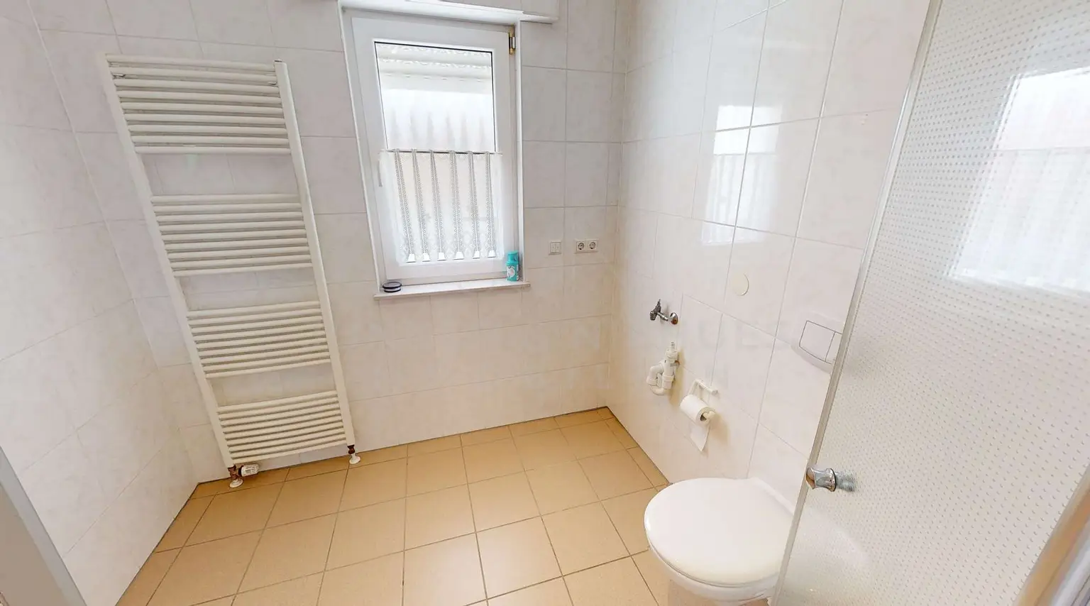 Badezimmer mit Fenster
