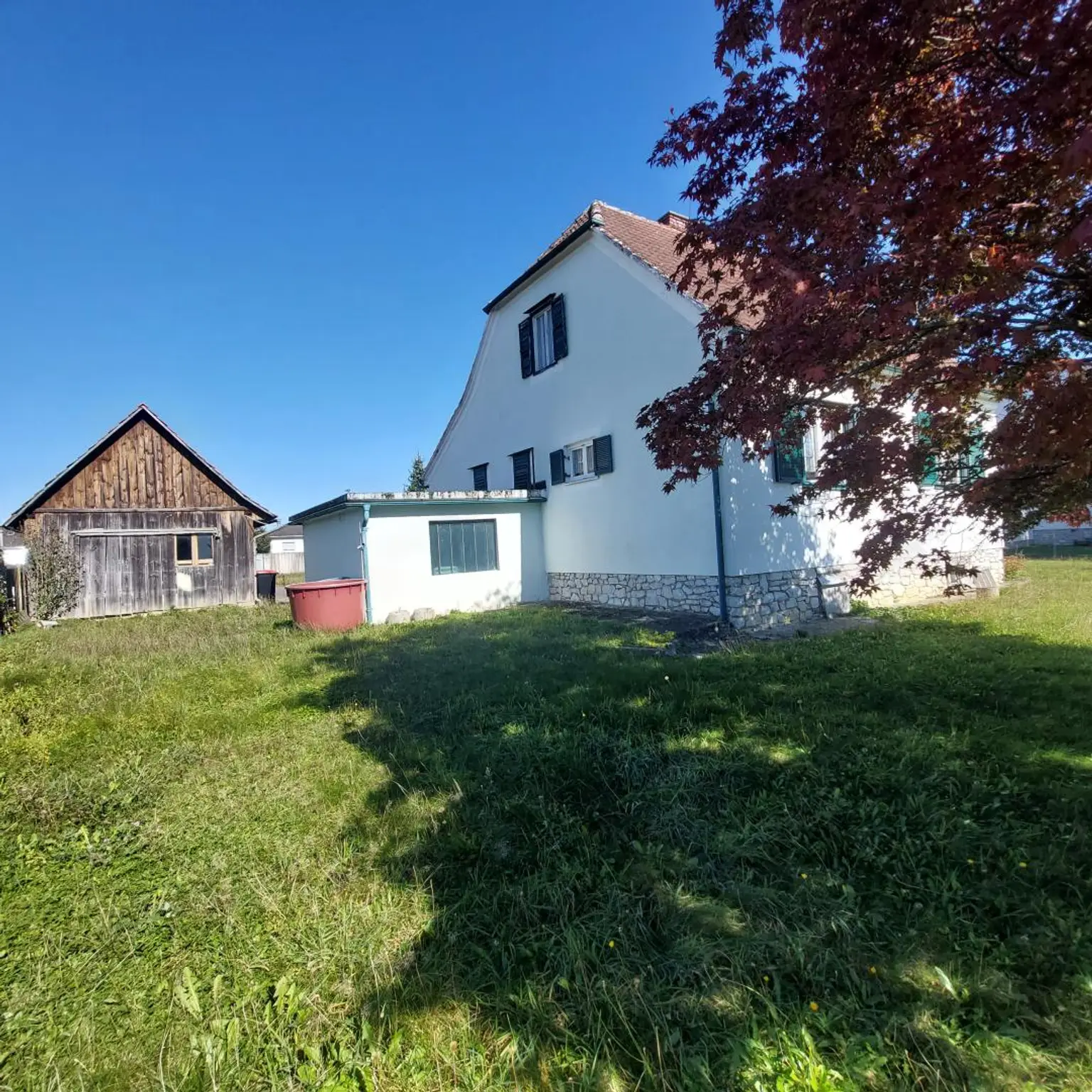Wohnhaus mit Nebengebäude und Garten in Heiligenkreuz