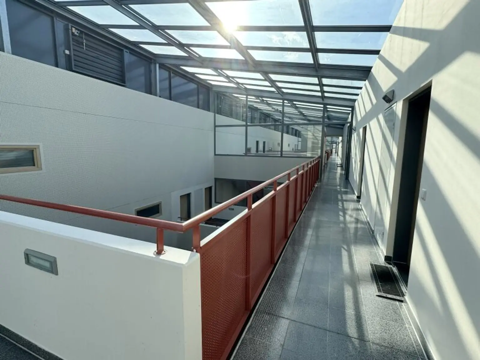 Traumlage bei der UNO-City – moderne Wohnung mit Loggia