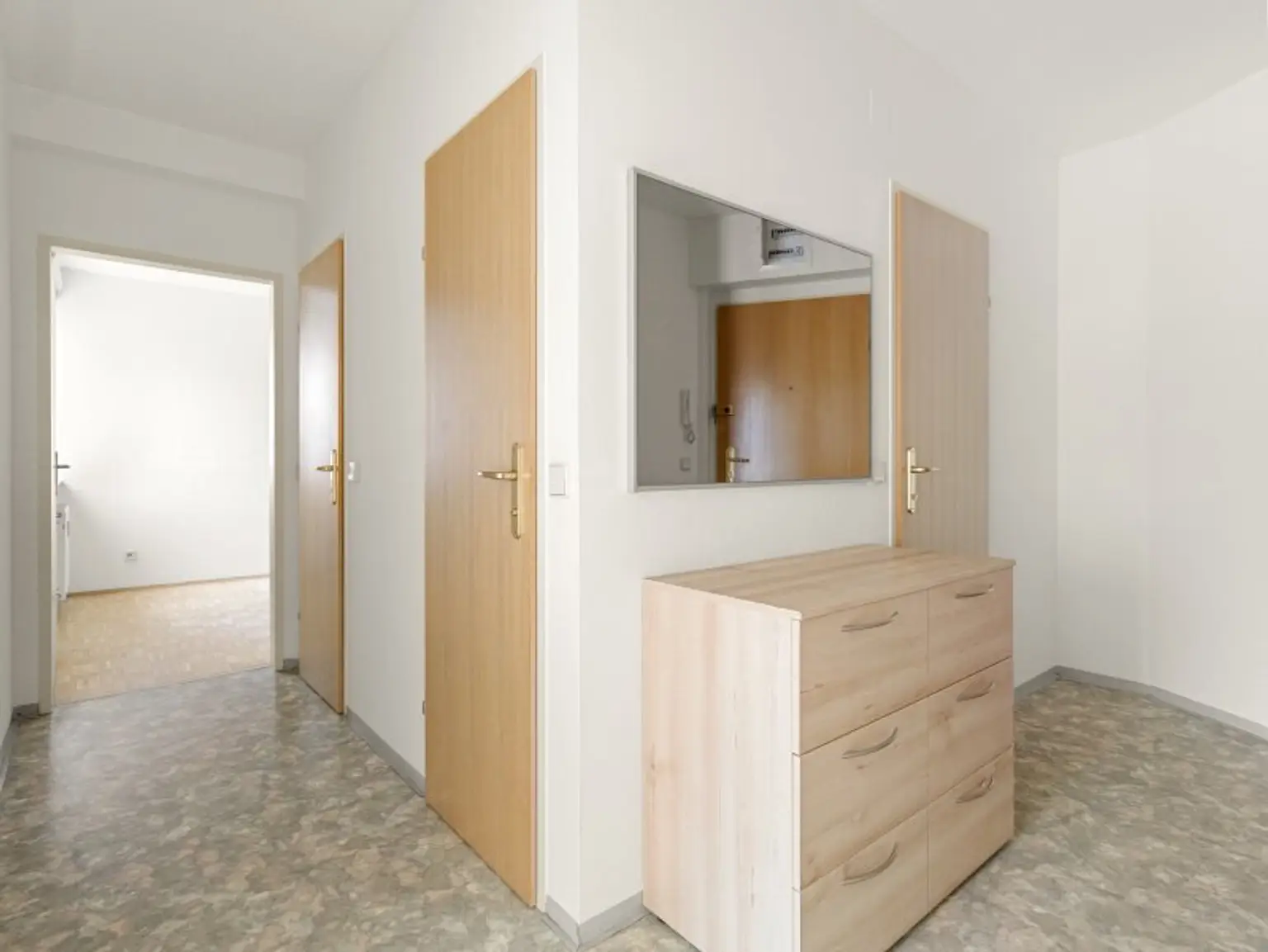 Schöne und teilmöblierte 2 Zimmer Wohnung 65m² mit Westloggia und Tiefgarage in Viktring - Rekabachweg