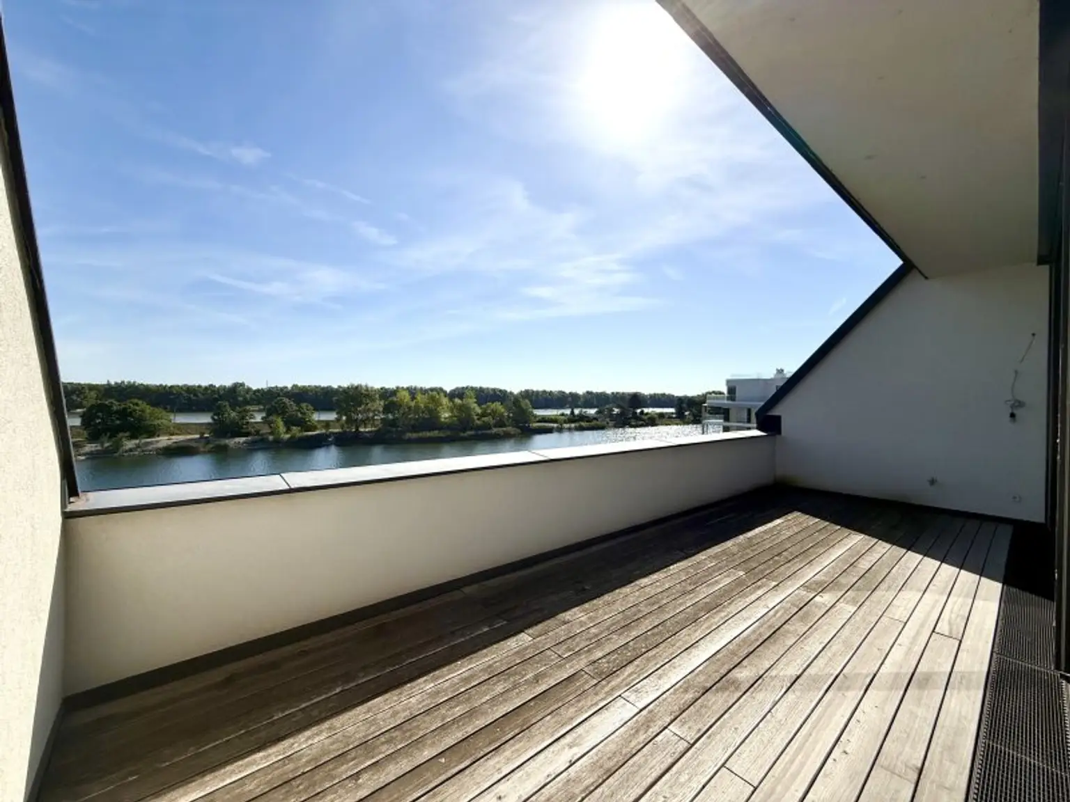 ERSTBEZUG MIT BADESTEG AM WASSER: Ruhelage mit Fernblick über die Donau I großzügige Terrassen & geräumige Wohnküche