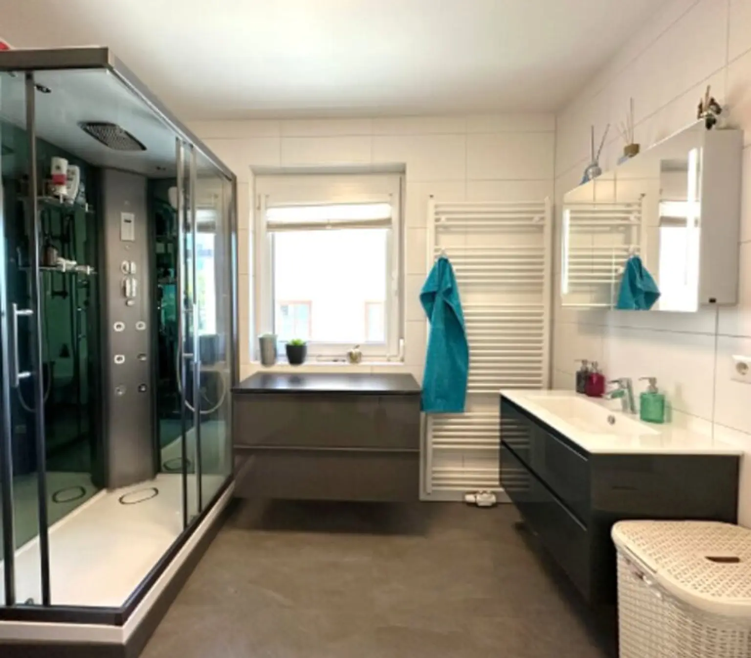 Telfs: 2-Zimmer-Neubauwohnung mit verglaster Loggia, Tiefgarage und hochwertiger DAN-Küche in zentraler ruhiger Lage zu kaufen