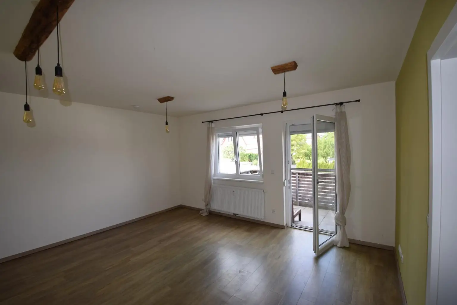 Wohnzimmer mit Balkon