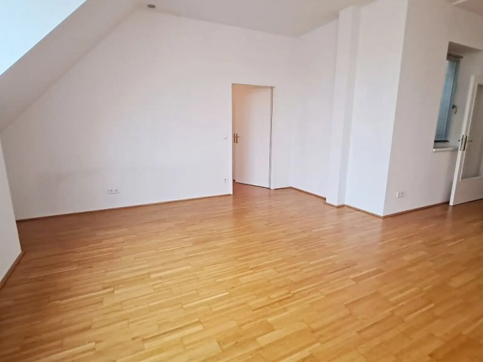 TERRASSENHIT, U1-NÄHE, 84 m2 Dachgeschoß mit 30 m2 Terrasse, 2 Zimmer, Wohnküche, 2 Bäder, Parketten, Viktorgasse