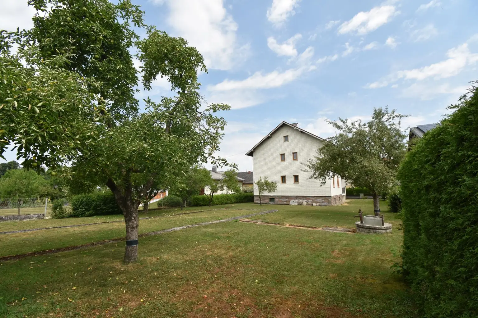 Blick vom Garten zum Haus