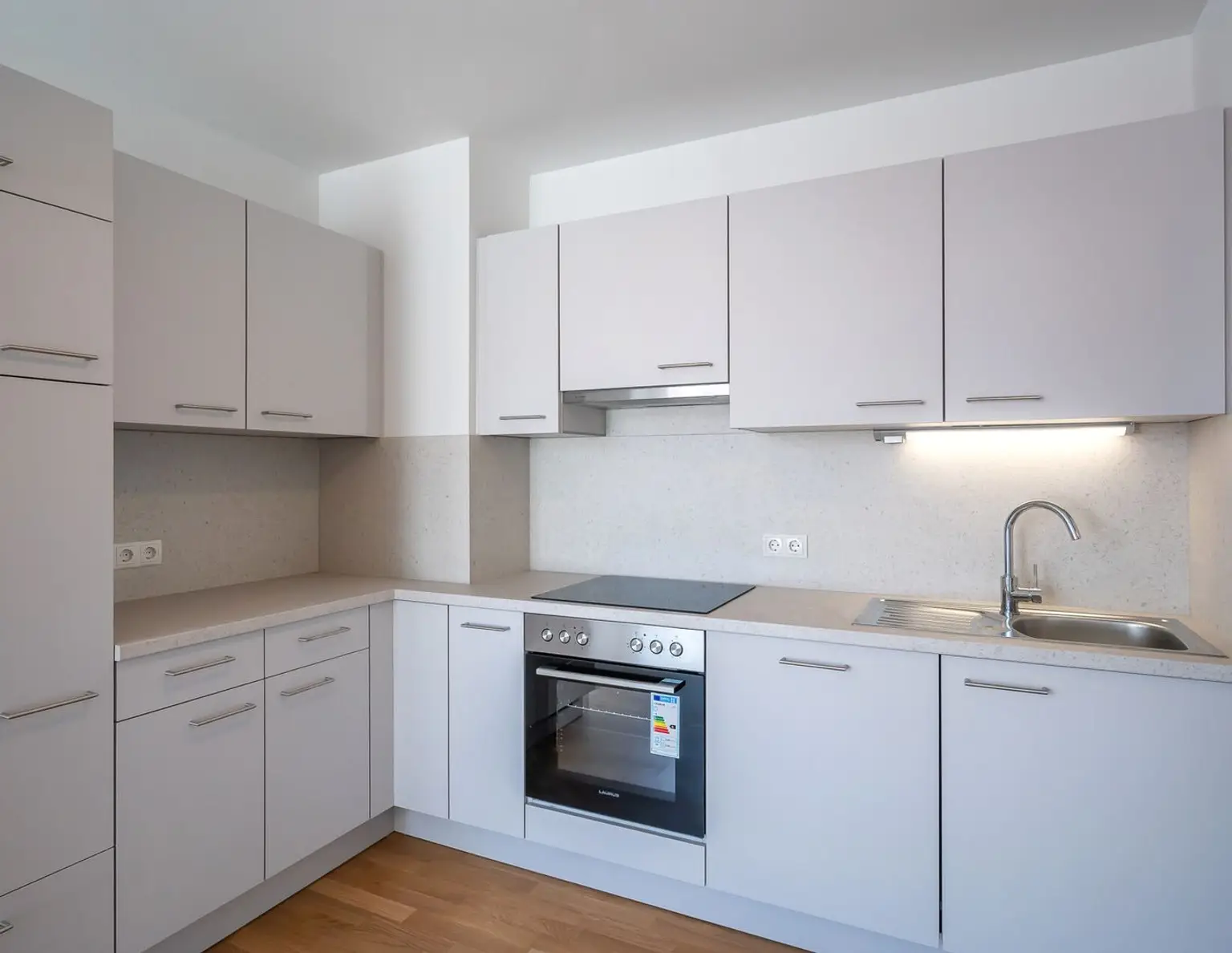 Erstbezug. Hochwertige, klimatisierte Drei-Zimmer-Dachgeschoßwohnung mit Terrasse - sofort verfügbar -zu mieten in 1170 Wien