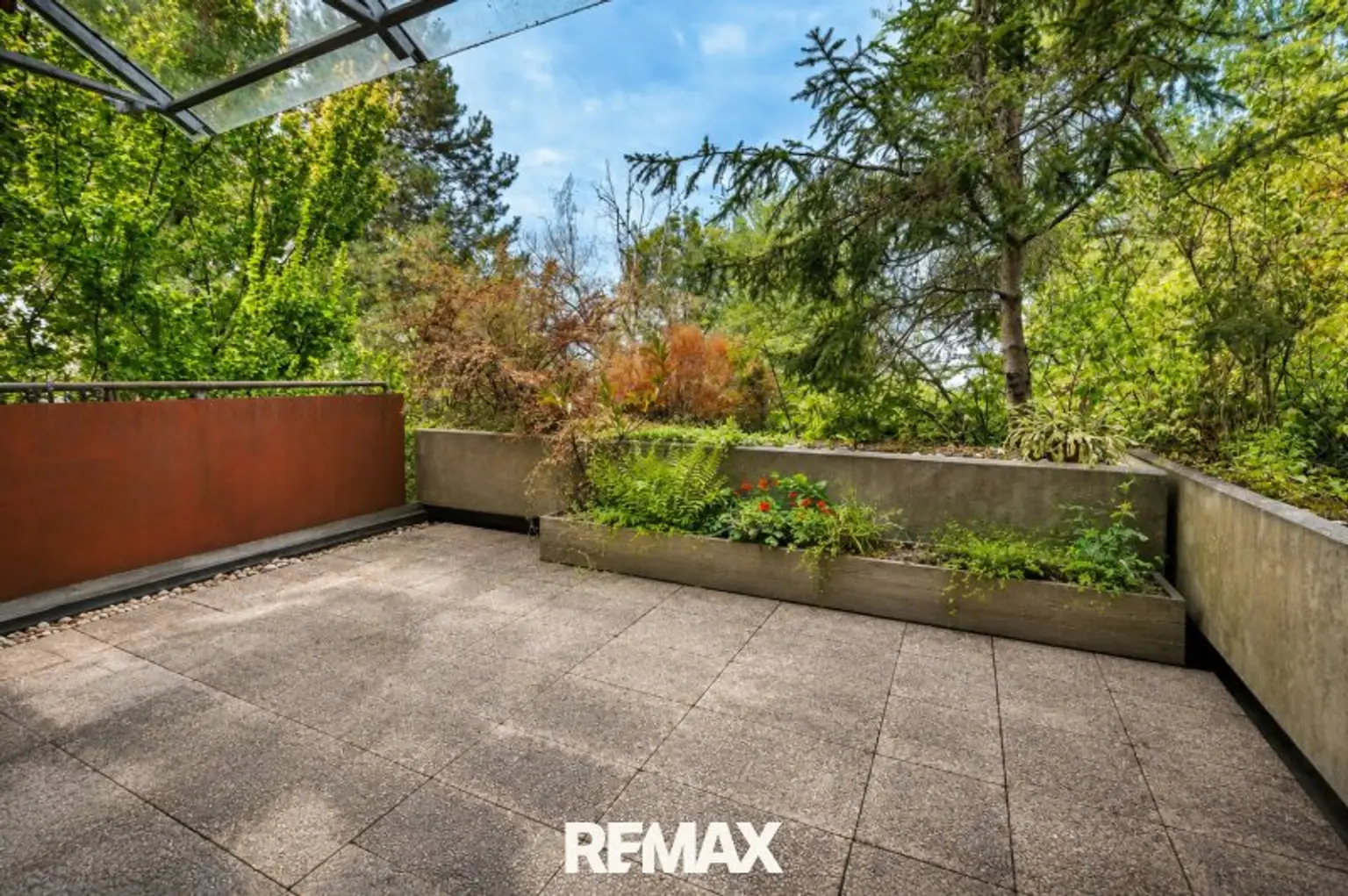 Helle großzügige Terrasse