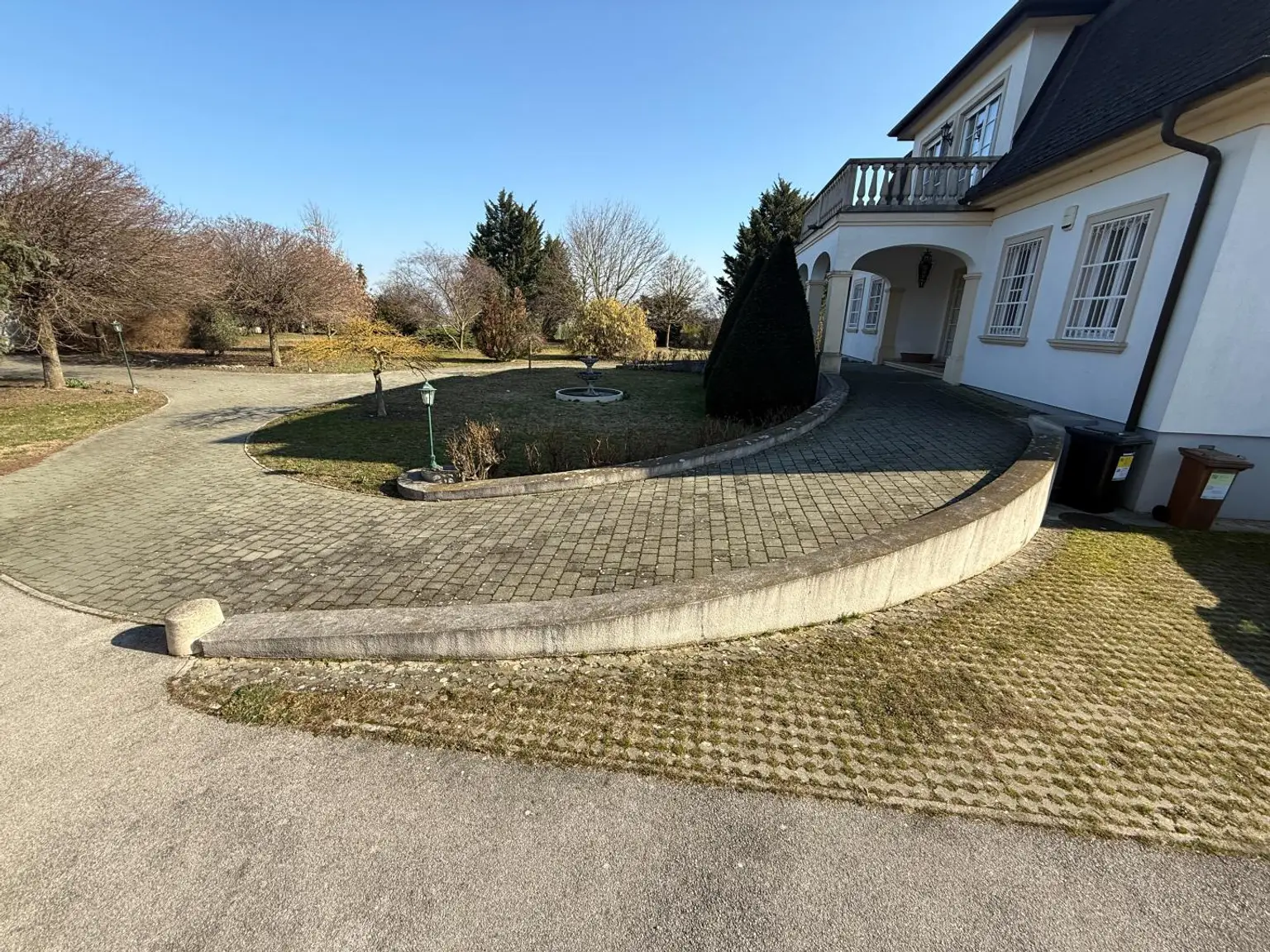 Auffahrt zum Anwesen