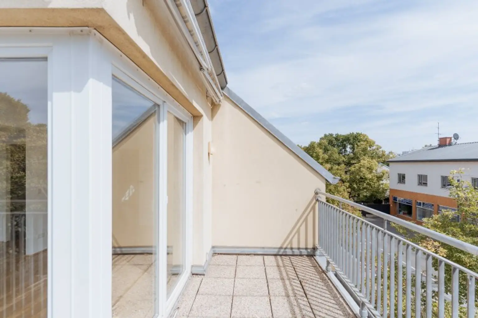 Traumhafte 3- Zimmer Dachgeschoßwohnung über zwei Etagen mit Terrasse