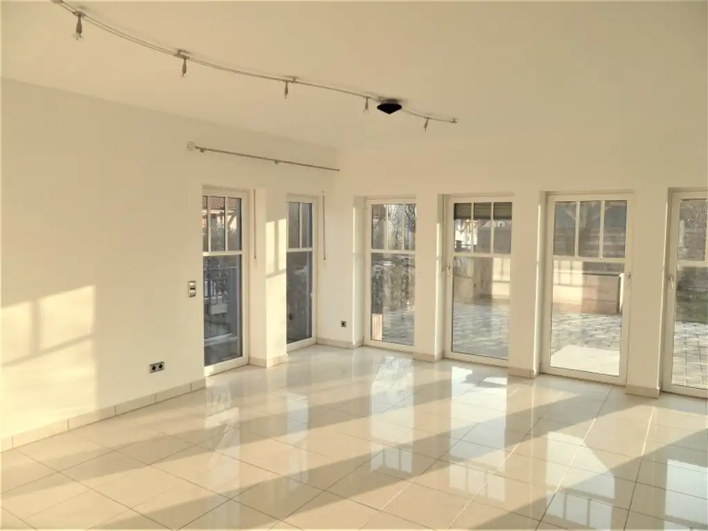 >> MIETHAUS mit 6 ZIMMER, DOPPELGARAGE, KELLER und EIGENGARTEN, am ORTSRAND!