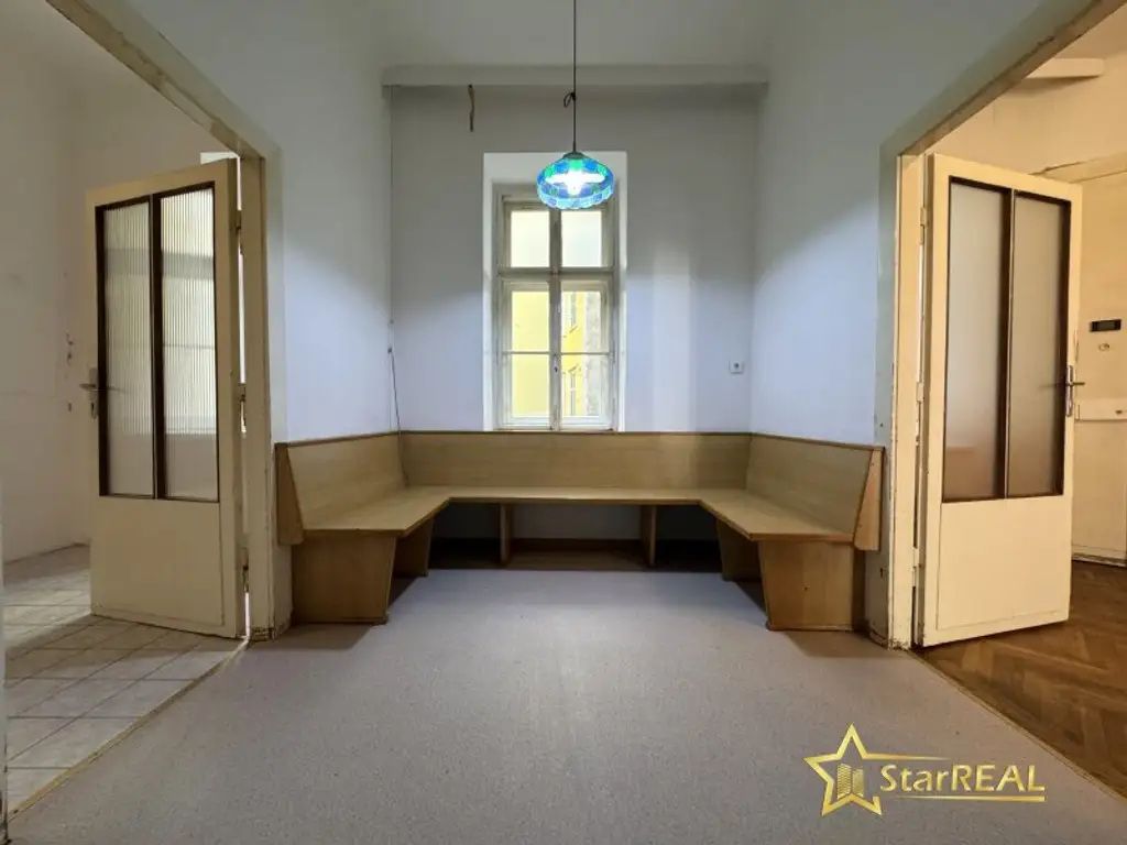 ROHDIAMANT IN TOPLAGE! U6 DIREKT. SANIERUNGSBEDÜRFTIGE 3,5 ZIMMER. FISCHGRÄTPARKETT.