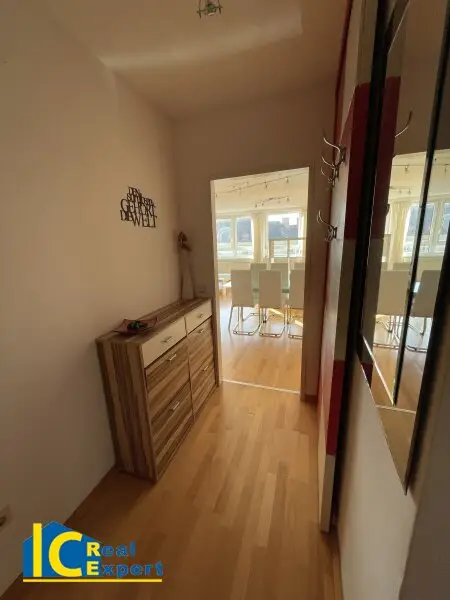 Zentrales Vorzimmer, mit Schiebetürenschrank