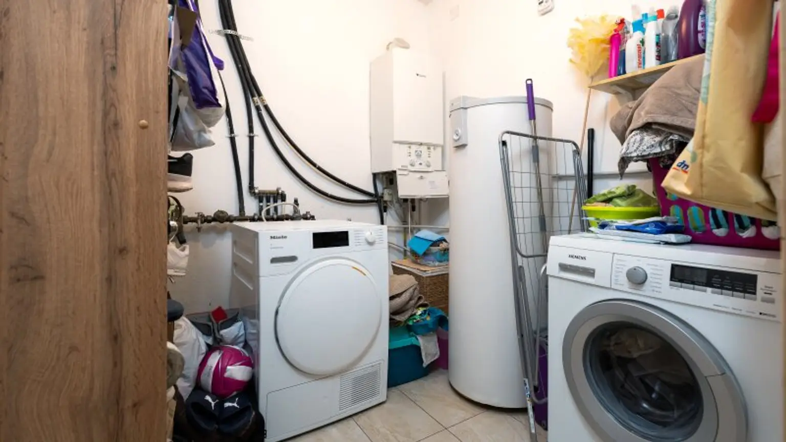 ! "take your bags and move in" ! 4,5 Zimmer, Terrasse, Garage & Pool! Grünruhelage!