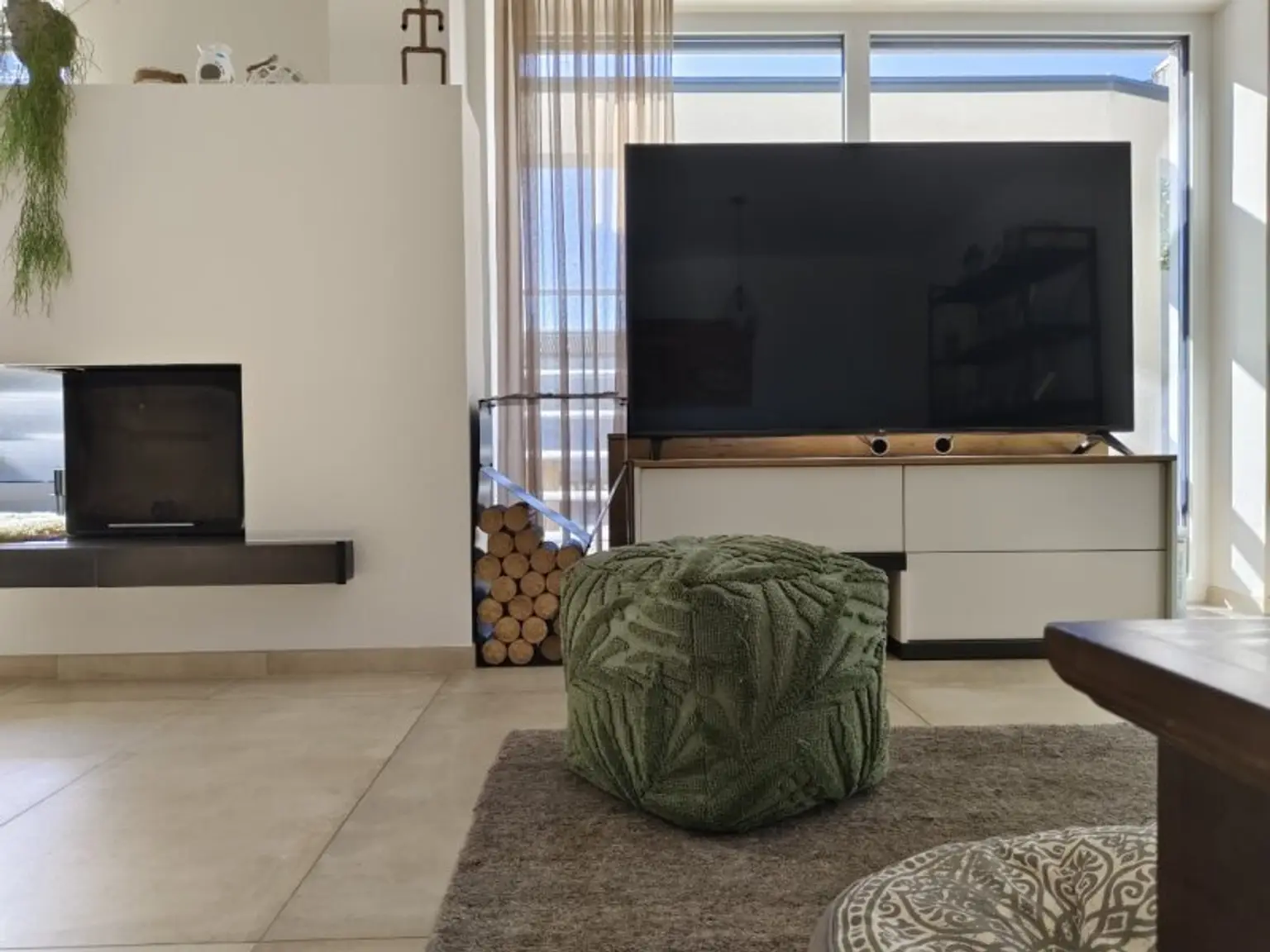 Modernes Wohnhaus  mit angrenzender Café-Bar und 2200m2 Grundstück