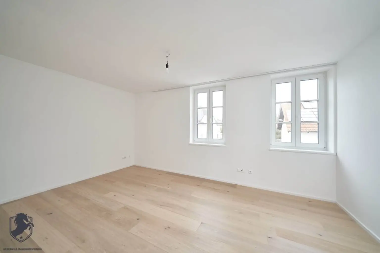 Außergewöhnliche Villa mit drei Wohneinheiten, Gewerbeeinheit & teilbarem Grundstück