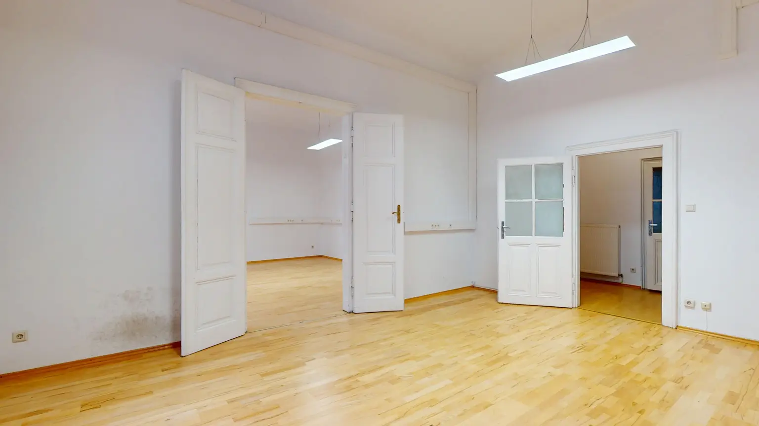 Elisabethstraße: Büroräumlichkeiten mit klassischen Altbau-Elementen - EDV-Verkabelung