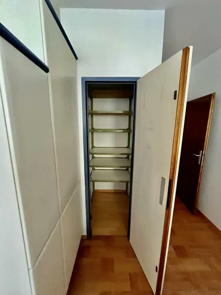 Moderne 4- Raum-Wohnung mit Loggia –voll möbliert - Nähe Gürtelturm- ideale Infrastruktur