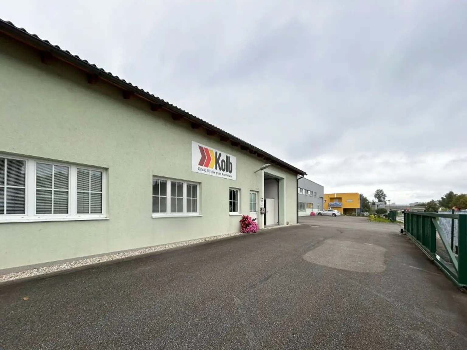 Moderne Gewerbehalle mit Büroflächen in Pinsdorf zu mieten!