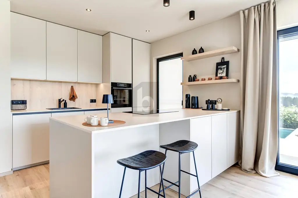 DESIGNBUNGALOW MIT SONNIGEM POOL UND HOCHWERTIGSTER AUSSTATTUNG
