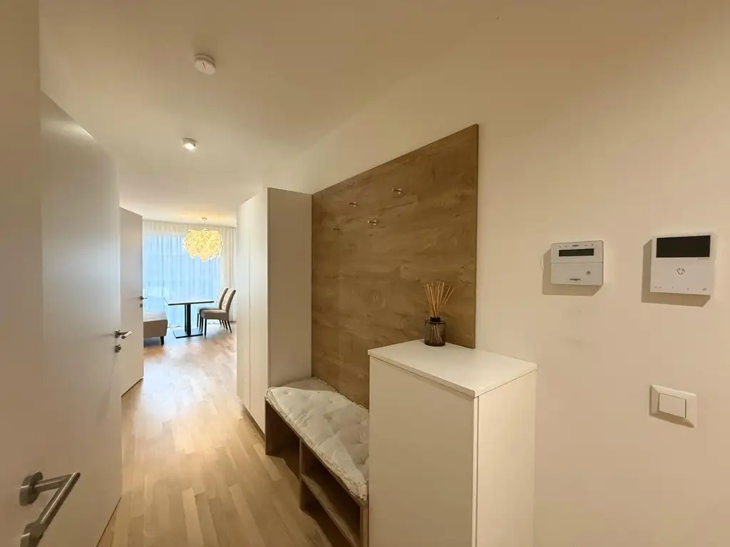 Exklusiv und komplett möblierte 3-Zimmer-Terrassenwohnung für gehob. Ansprüche // Excl. and fully furnished 3-room terr. apt for discerning tastes //