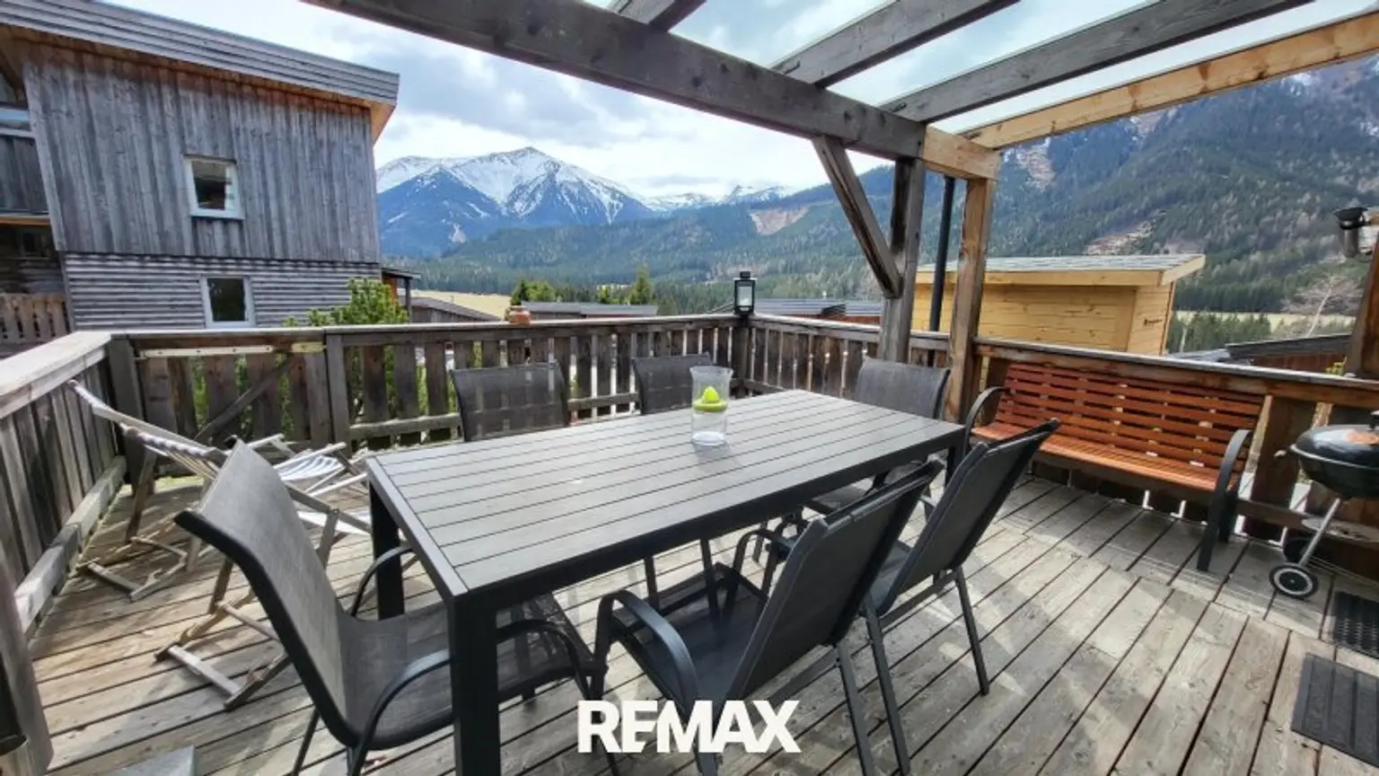 Terrasse mit Blick in die Berge