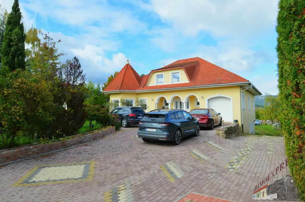 Repräsentatives Einfamilienhaus im italienischen Stil auf ca. 2.711 m²