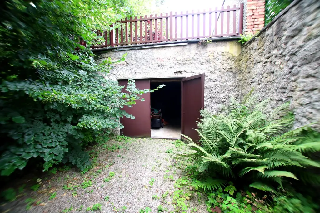 GAADEN bei Mödling: Gründerzeithaus auf großem Grundstück in zentraler Lage!