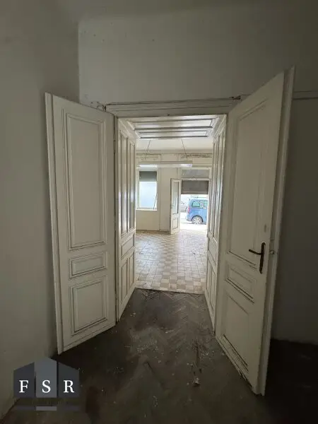 Steinwurf zum Augarten - Nach Ihren Vorstellungen und Bedürfnissen gestalten: Sanierungsbedürftiges strassenseitiges Büro/Praxis/Verkaufsfläche etc. und Wohnung -  Prachtvolles Stilaltbauhaus