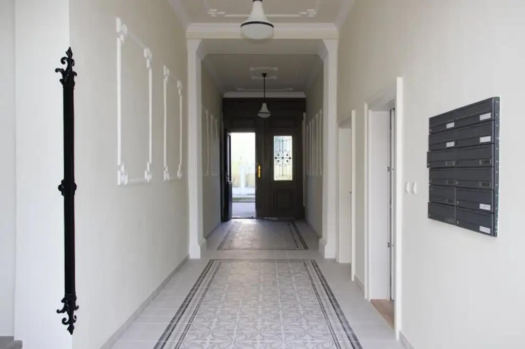 GRÜNRUHELAGE KORNEUBURG, NAHE HAUPTPLATZ: MODERN WOHNEN IM REVITALISIERTEN STILALTBAU!!