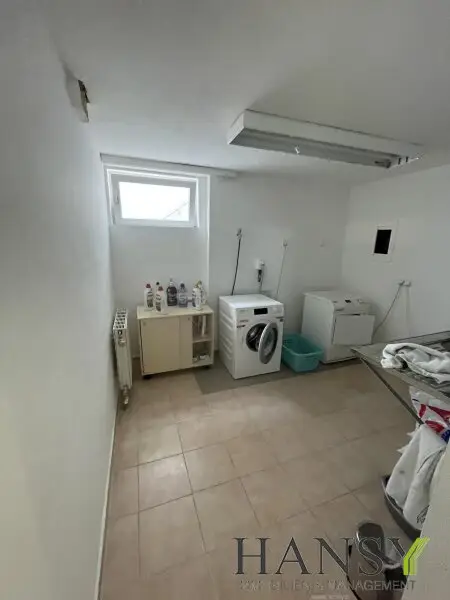 Neuwertiges Traum-Einfamilienhaus in Pfaffstätten: Stil, Pool und Gartenparadies!