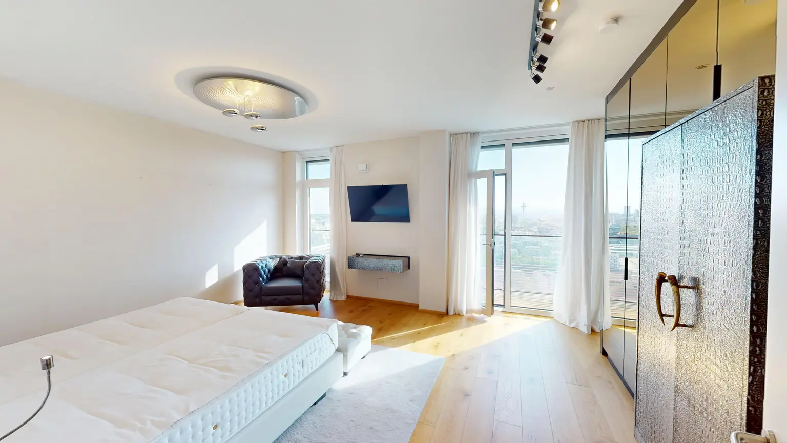 Traumhafte Wohnung im TrIIIple I 32ter Stock I Garage