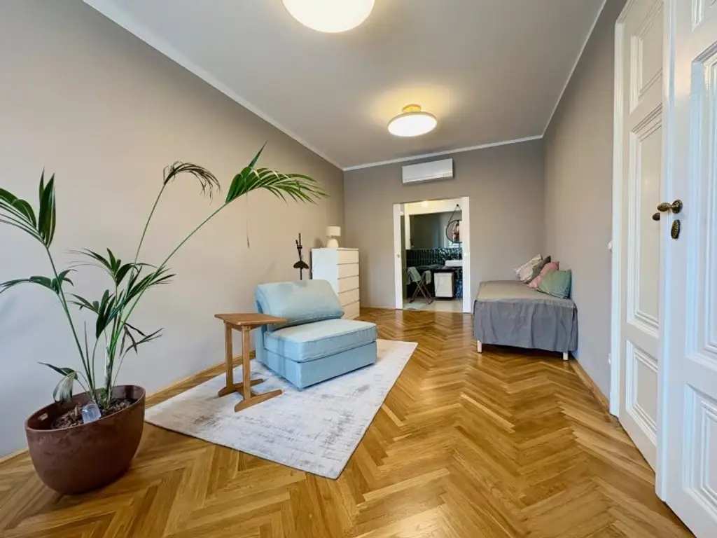 TRAUMHAFTE KLIMATISIERTE ALTBAUWOHNUNG MIT 2 BÄDERN UND BALKON - MÖBEL OPTIONAL
