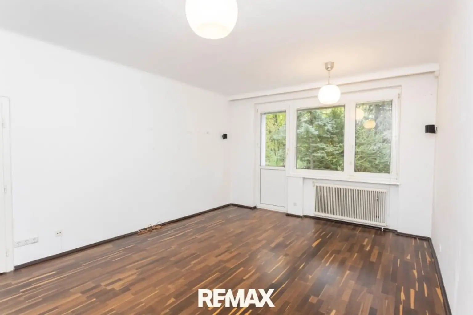 Wohnzimmer mit Zugang zu Loggia/Balkon