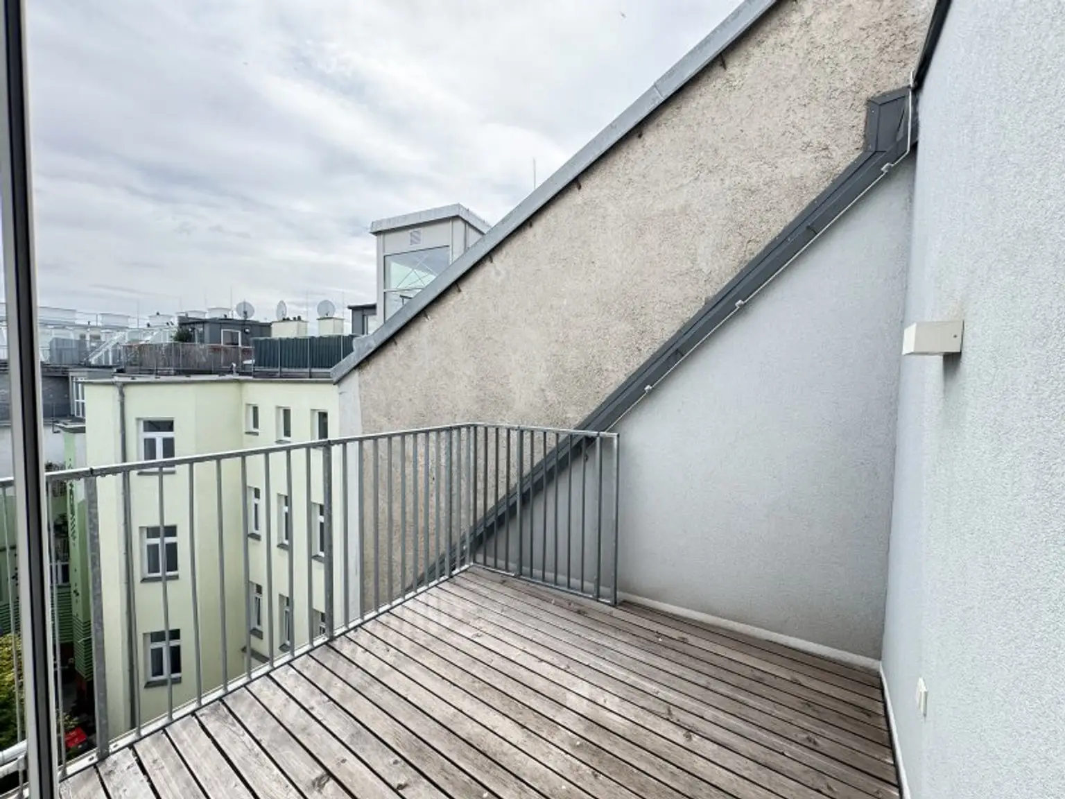 Charmante Dachgeschoßwohnung mit Terrasse – Ab sofort verfügbar!