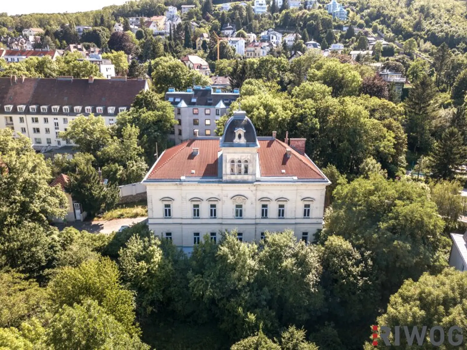 WIENTALBLICK | Lichtdurchflutete Wohnung in der historischen Villa Seutter mit 4,4m Raumhöhe & Blick auf denkmalgeschützte Linde | sanierungsbedürftig | + Garten optional